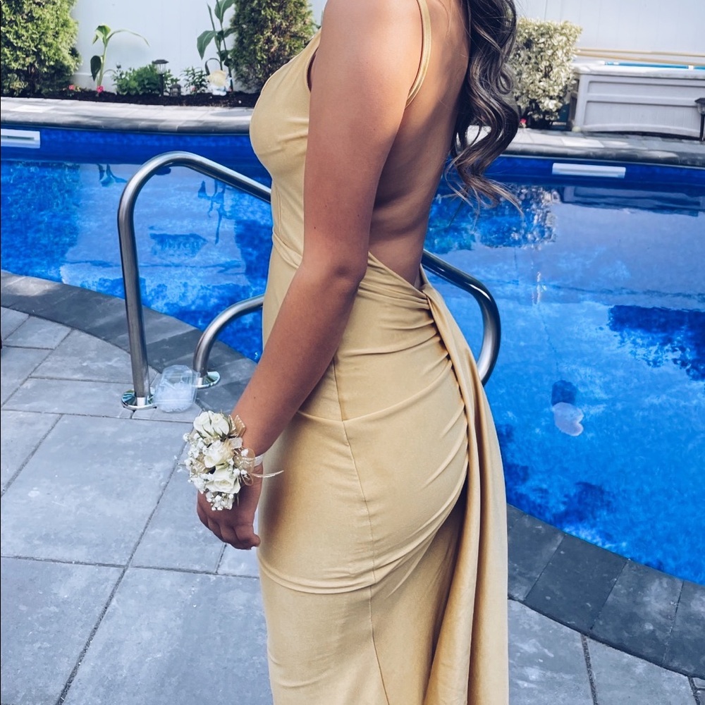 Prom dress, long gold elegant dress with tail on the back that detaches.